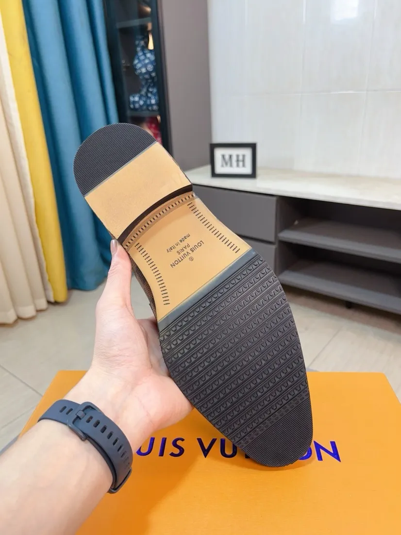 Ex-factory price 720🌹🌹High version [LV] Louis Vuitton's popular casual leather shoes🎖Fashionable and elegant🎖🎖Material: Original imported open-edge beaded cowhide, washed cowhide leather lining, original open-molded rubber outsole, high-end and classy, ​​elegant quality, instantly transforming into a handsome man ❤❤Standard\nNumber: 38-44